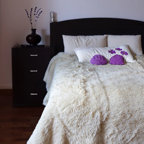 Combo: 2 Edredones Cobertores Faux Fur Calientito Queen Size Color Marfil Diseño De La Tela Liso